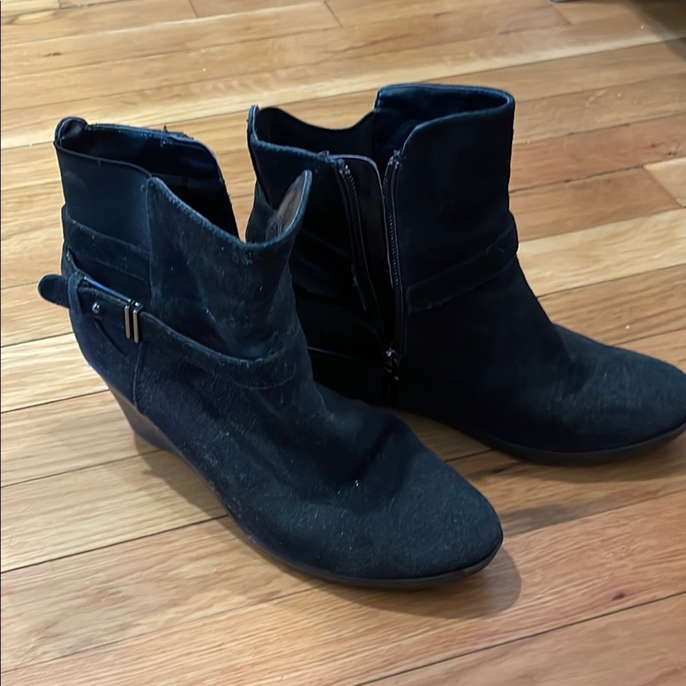 Blondo Black Ankle Boots with Zipper and Wedge Heel